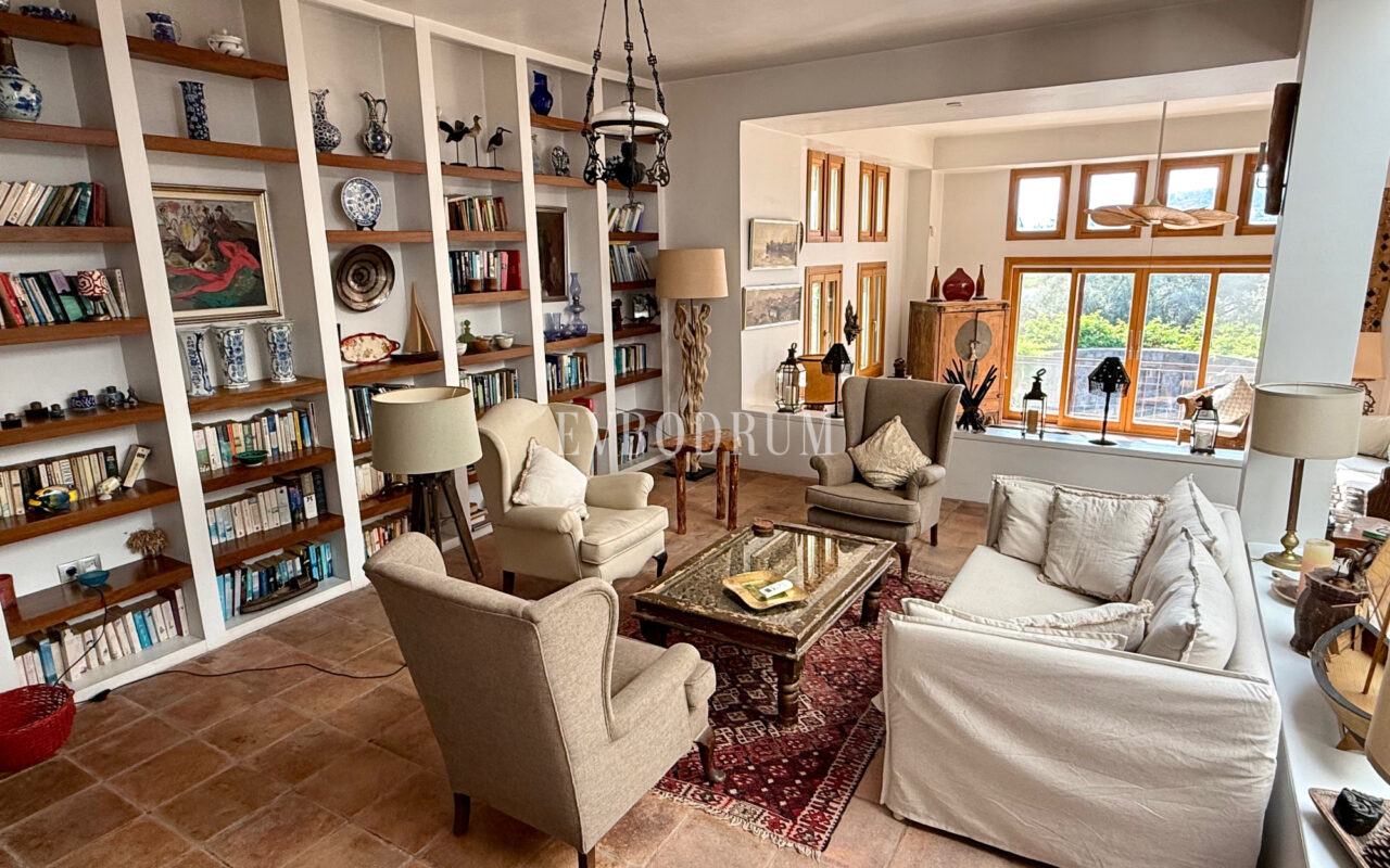 Plaja yürüme mesafesinde, havuzlu ve bahçeli geniş villa