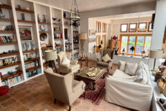 Plaja yürüme mesafesinde, havuzlu ve bahçeli geniş villa