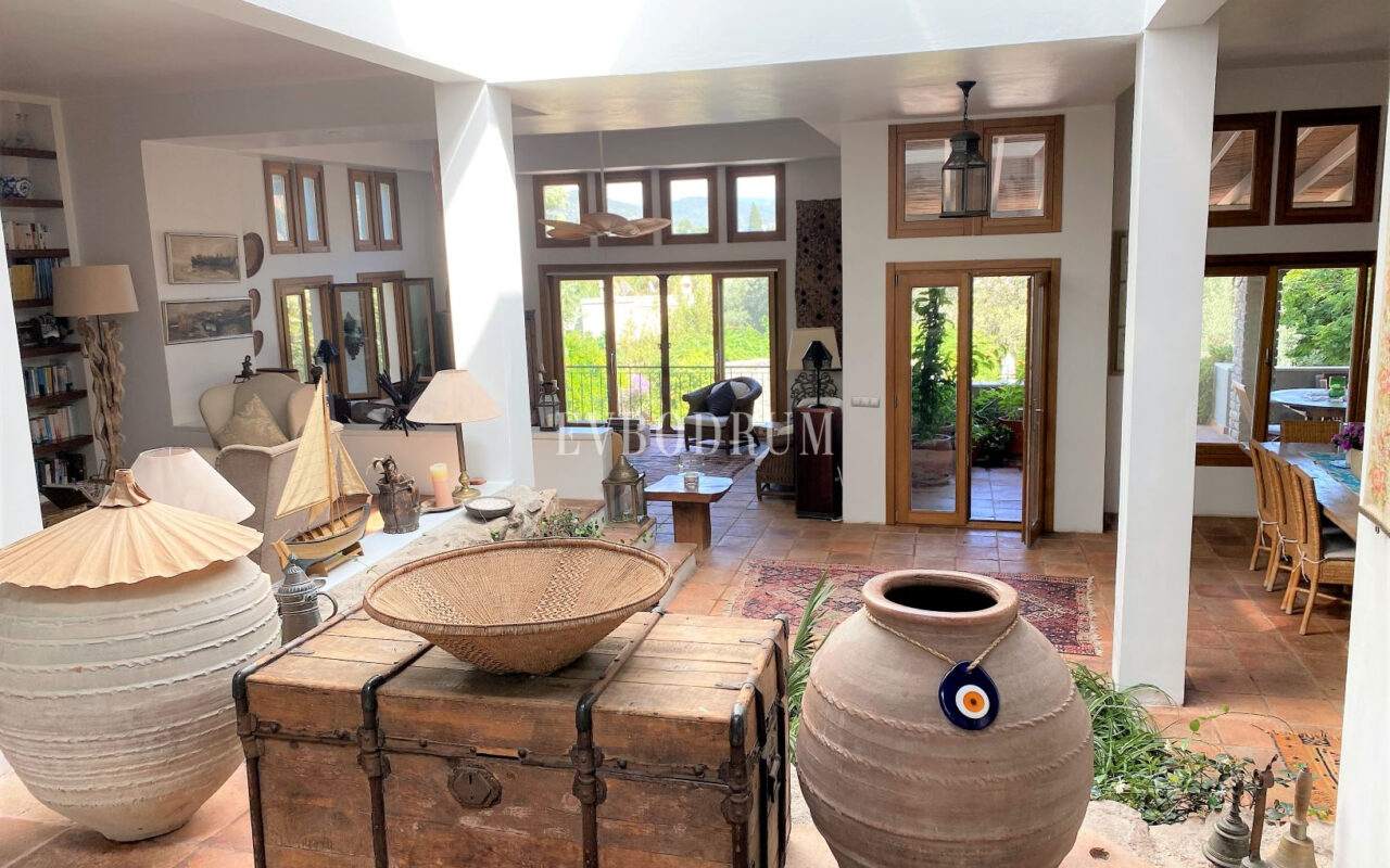 Denize Yürüme Mesafesinde Havuzlu Geniş Villa