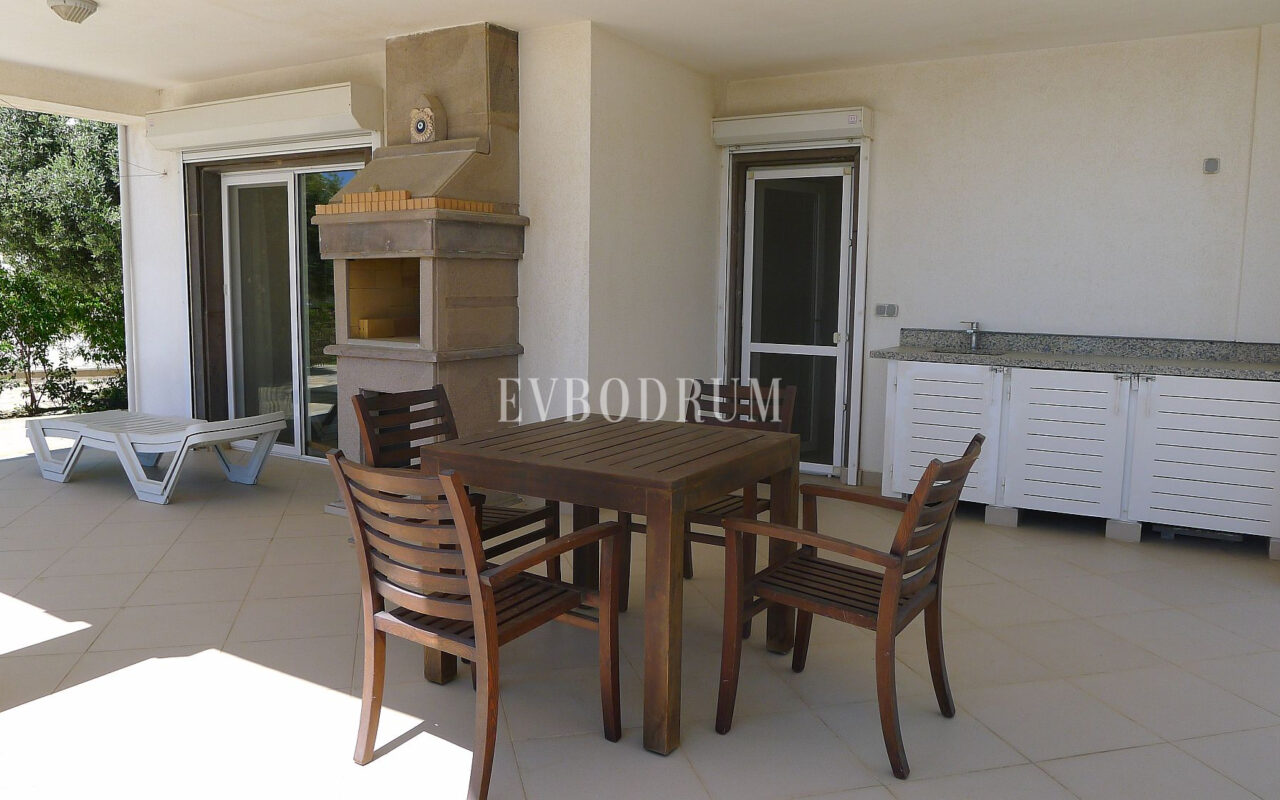 Deniz manzaralı, ortak havuzlu tripleks villa