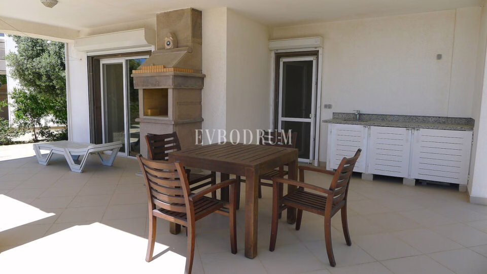 Deniz manzaralı, ortak havuzlu tripleks villa – Görsel 10