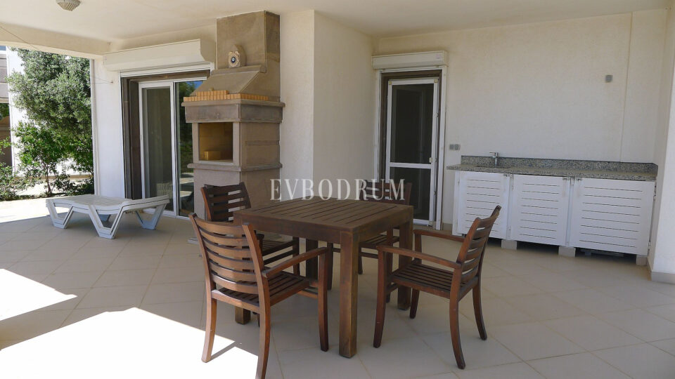 Deniz manzaralı, ortak havuzlu tripleks villa – Görsel 10