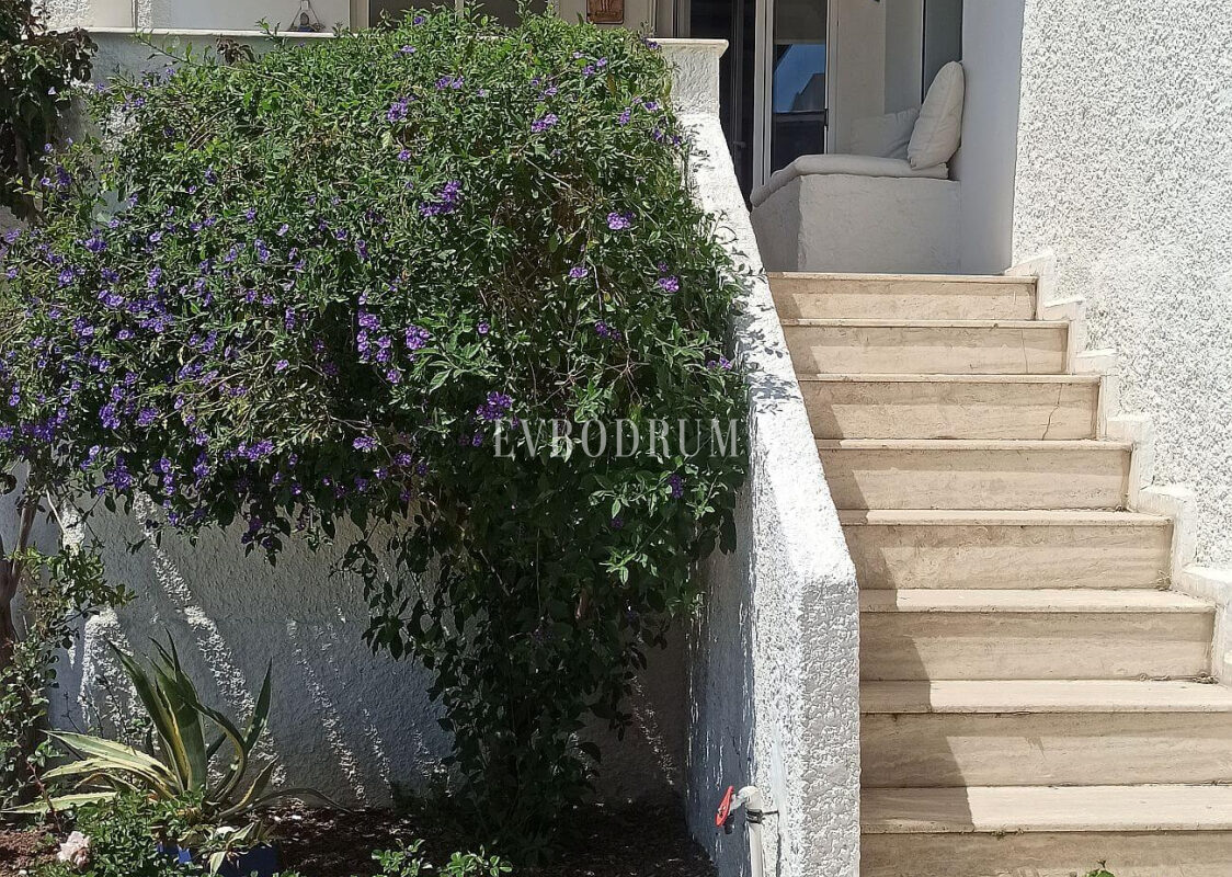 Merkezi lokasyonda, deniz manzaralı ikiz şehir evi