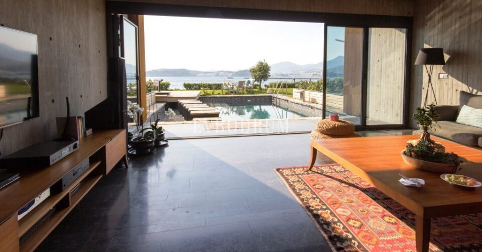 Denize sıfır özel havuzlu villa