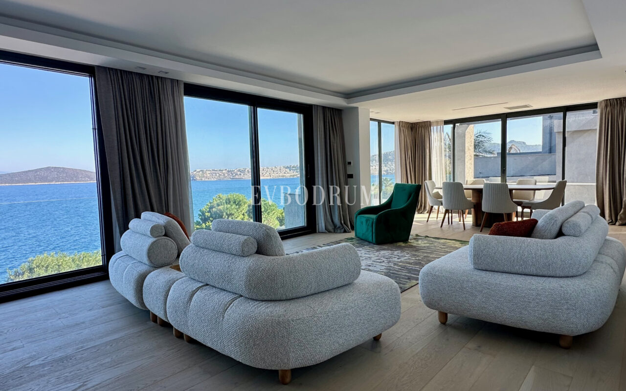 Ön sırada, havuzlu ve plaja erişimli yeni villa