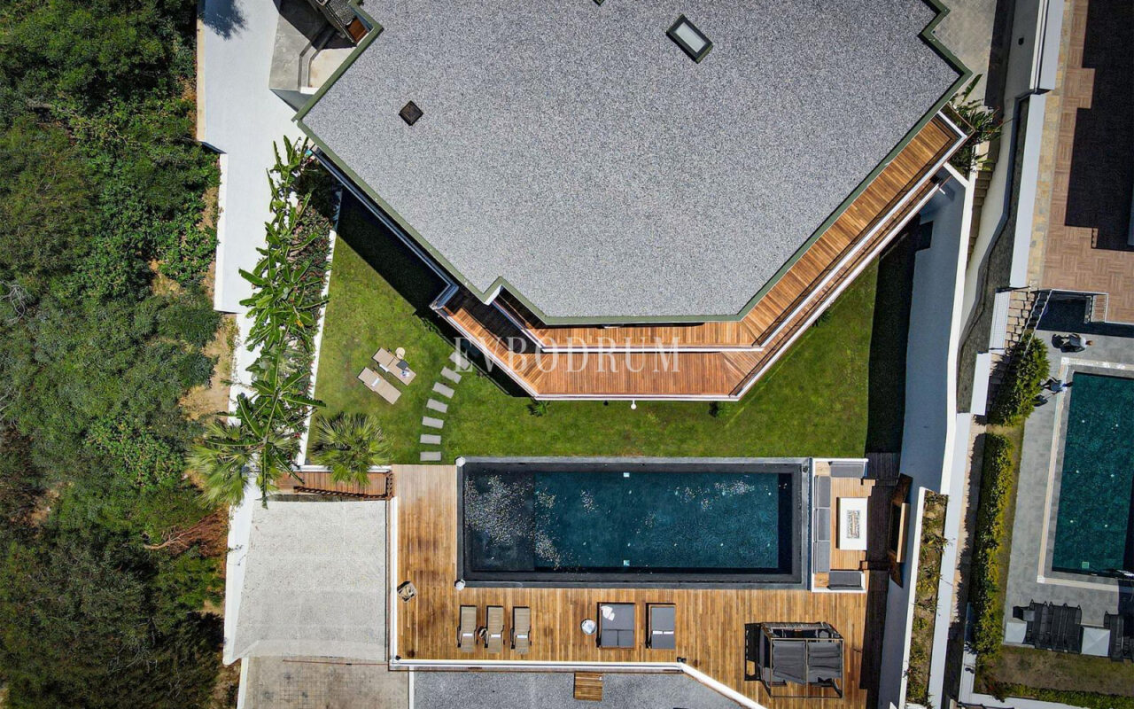 Yalıkavak'ta denize sıfır, özel iskeleli lüks villa