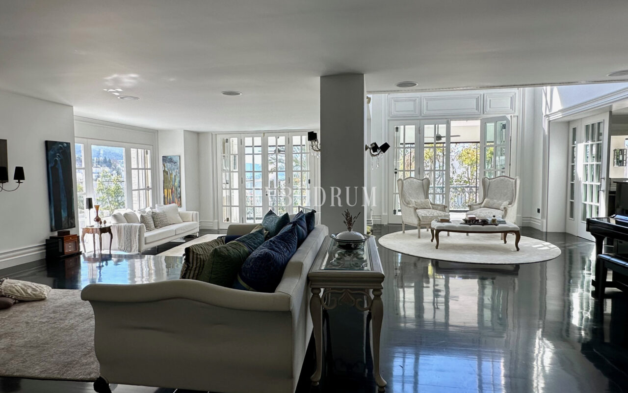 Zarif ve özel, havuzlu, manzaralı şehir evi