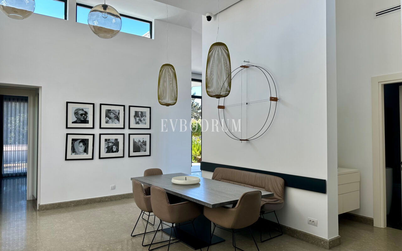 Bitez’de 2 Havuzlu, Misafir Evli Büyük Bahçeli Villa