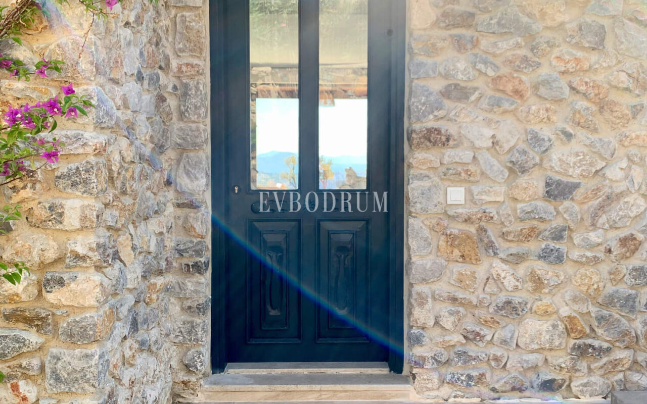 Gümüşlük'te bahçe içinde, havuzlu villa