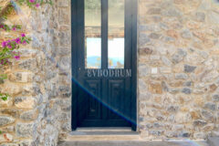 Gümüşlük'te bahçe içinde, havuzlu villa