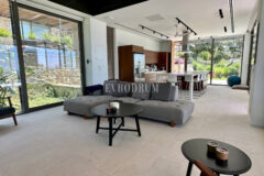 Modern, havuzlu ve geniş bahçeli villa