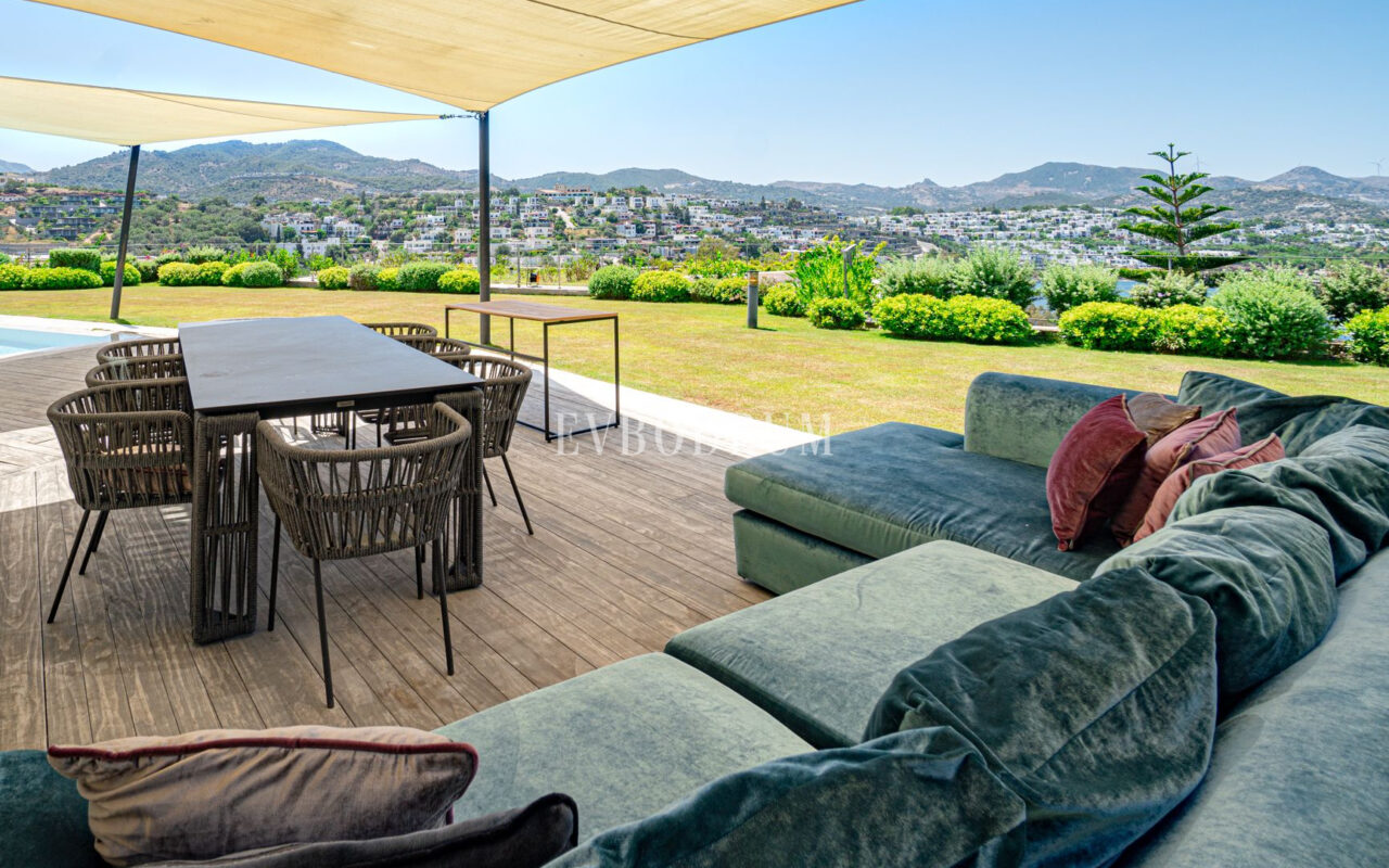 Plajlı sitede, özel havuzlu villa