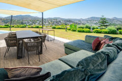 Plajlı sitede, özel havuzlu villa