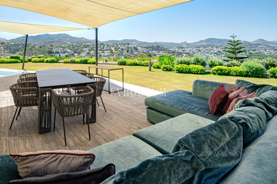 Plajlı sitede, özel havuzlu villa