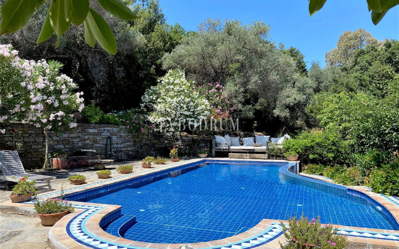 Geniş Bahçeli ve Özel Havuzlu Kiralık Taş Ev