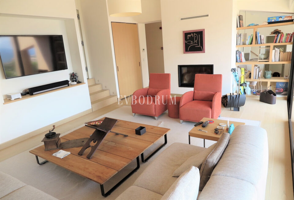 Özel Havuzlu ve Bahçeli Denize Sıfır Villa – Living2