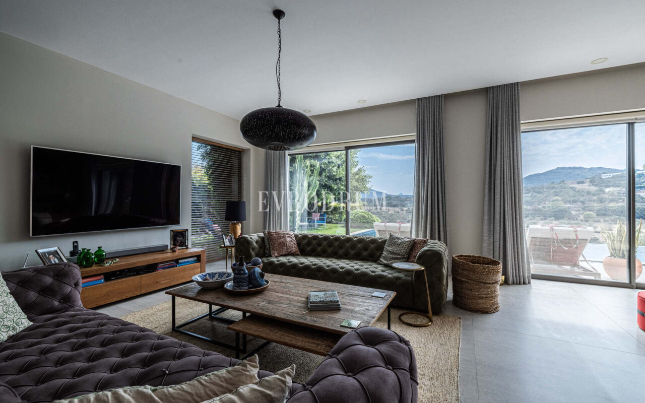 Merkezi lokasyonda zarif, tek katlı, havuzlu villa