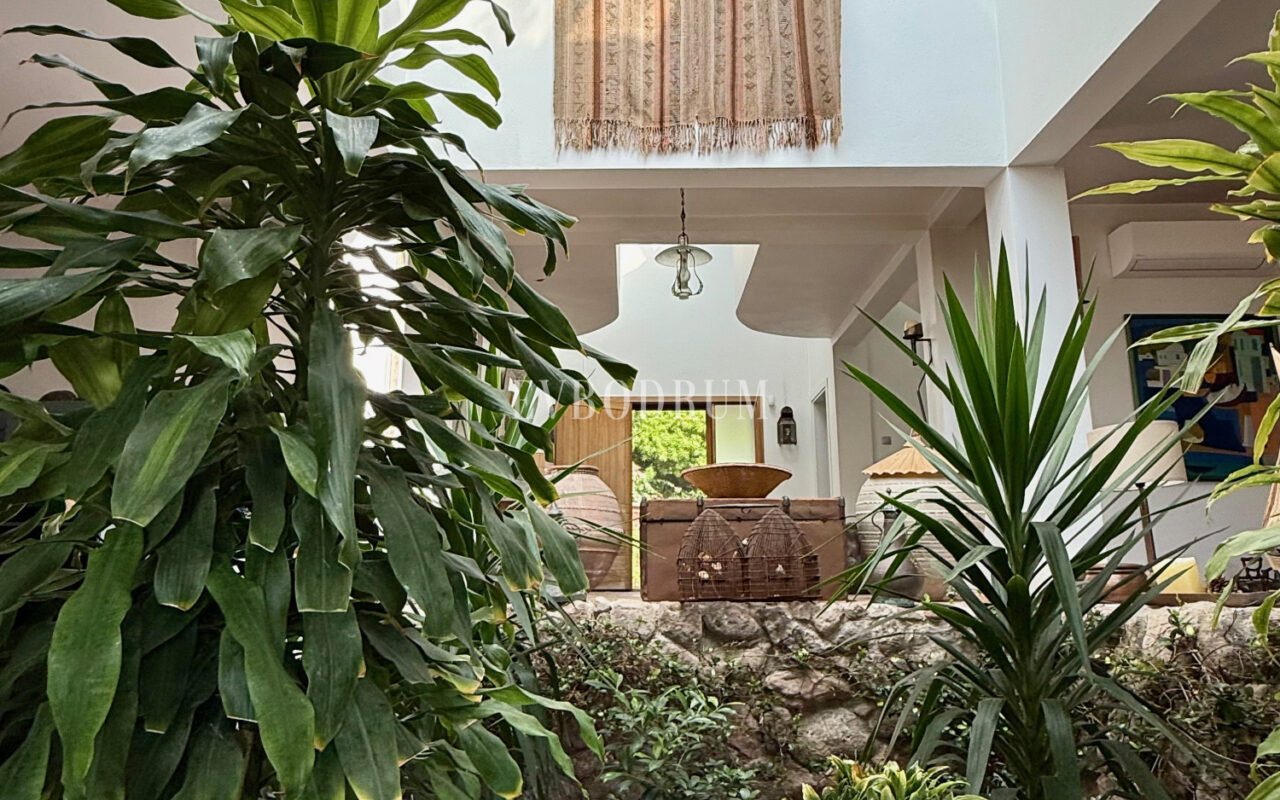 Plaja yürüme mesafesinde, havuzlu ve bahçeli geniş villa