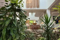 Plaja yürüme mesafesinde, havuzlu ve bahçeli geniş villa