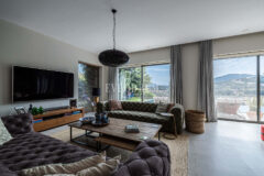 Merkezi lokasyonda zarif, tek katlı, havuzlu villa