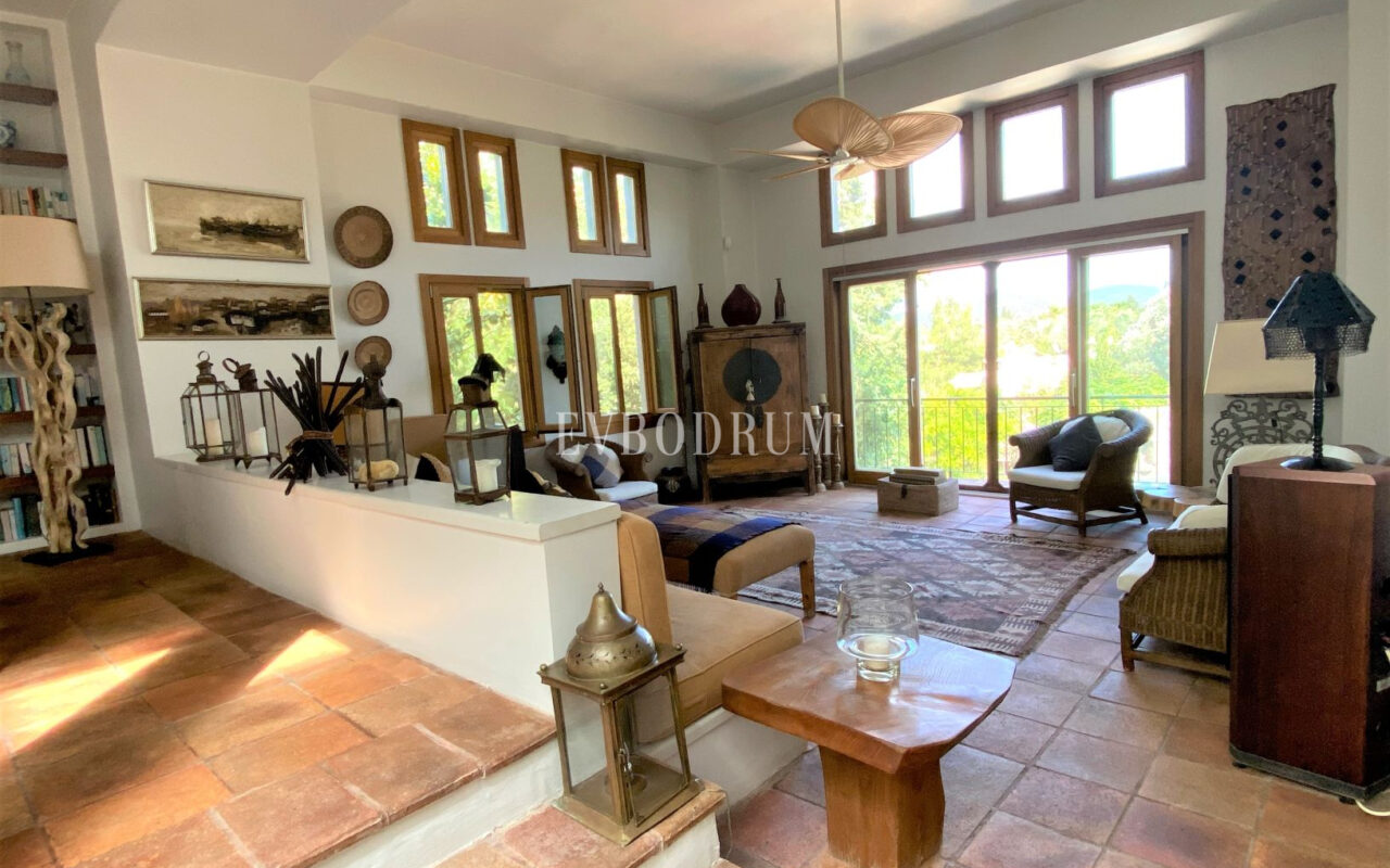 Denize Yürüme Mesafesinde Havuzlu Geniş Villa