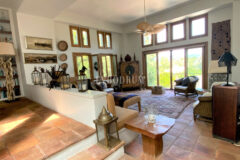 Denize Yürüme Mesafesinde Havuzlu Geniş Villa