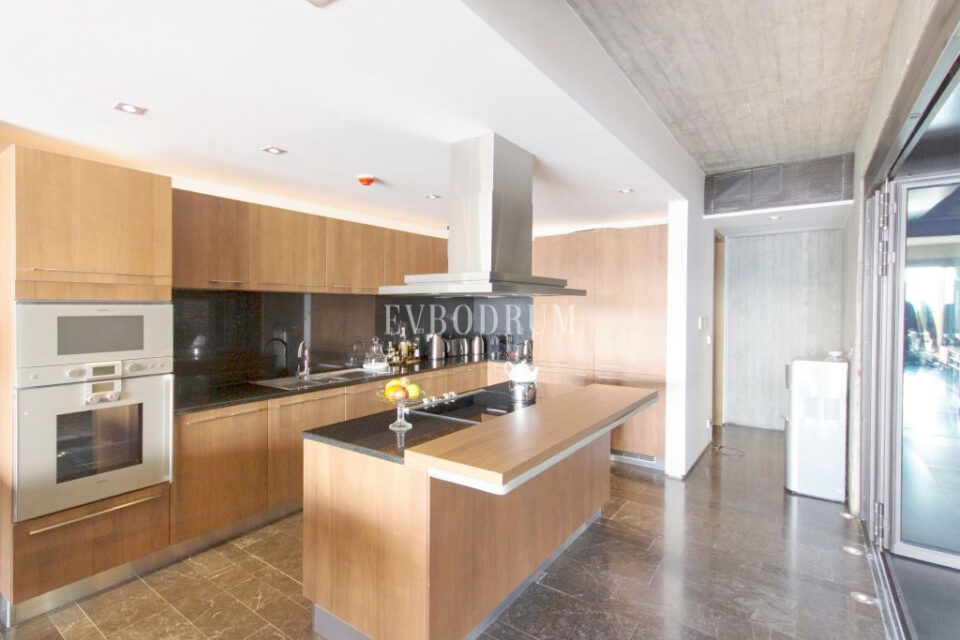 Denize sıfır özel havuzlu villa