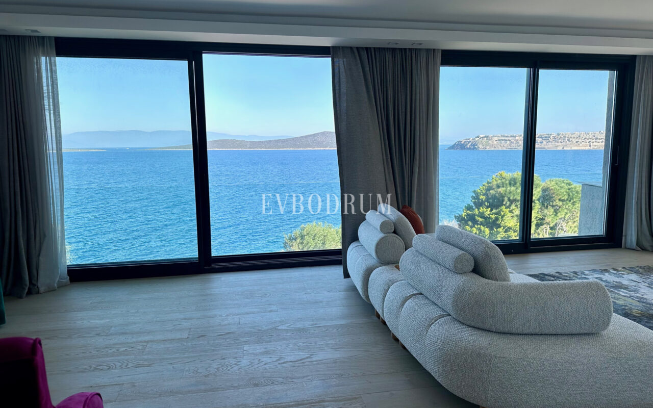 Ön sırada, havuzlu ve plaja erişimli yeni villa