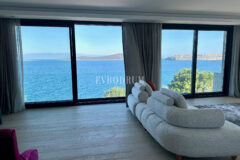 Ön sırada, havuzlu ve plaja erişimli yeni villa