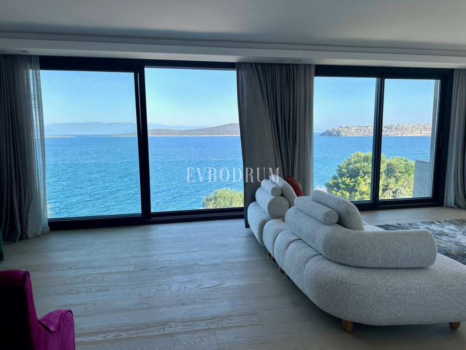 Ön sırada, havuzlu ve plaja erişimli yeni villa – Görsel 13