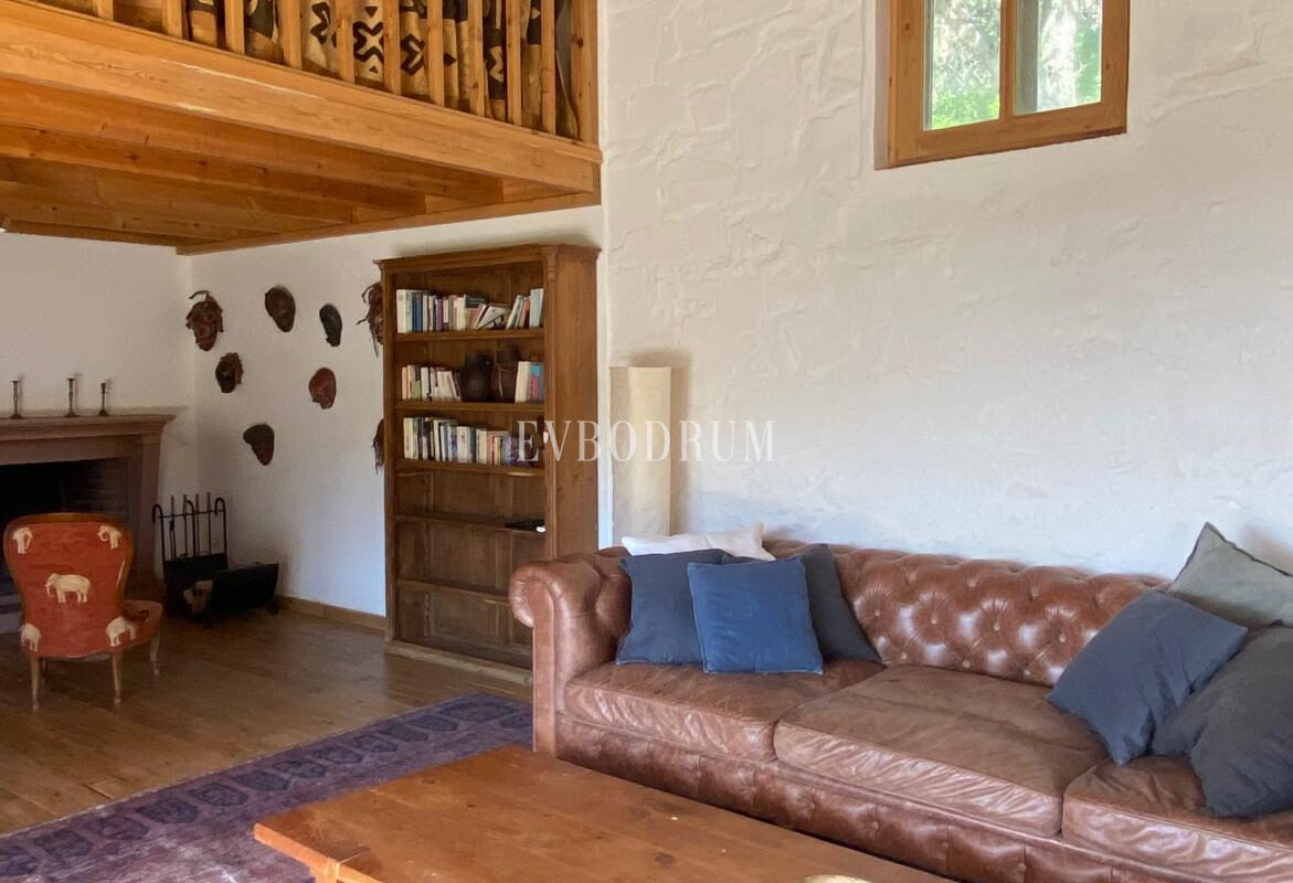 Gümüşlük, Karakaya’da bahçe içinde müstakil taş villa