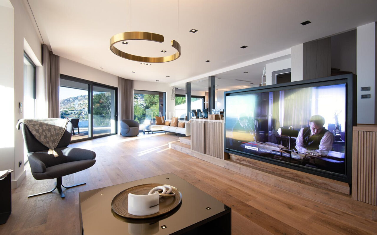 Yalıkavak'ta denize sıfır, özel iskeleli lüks villa