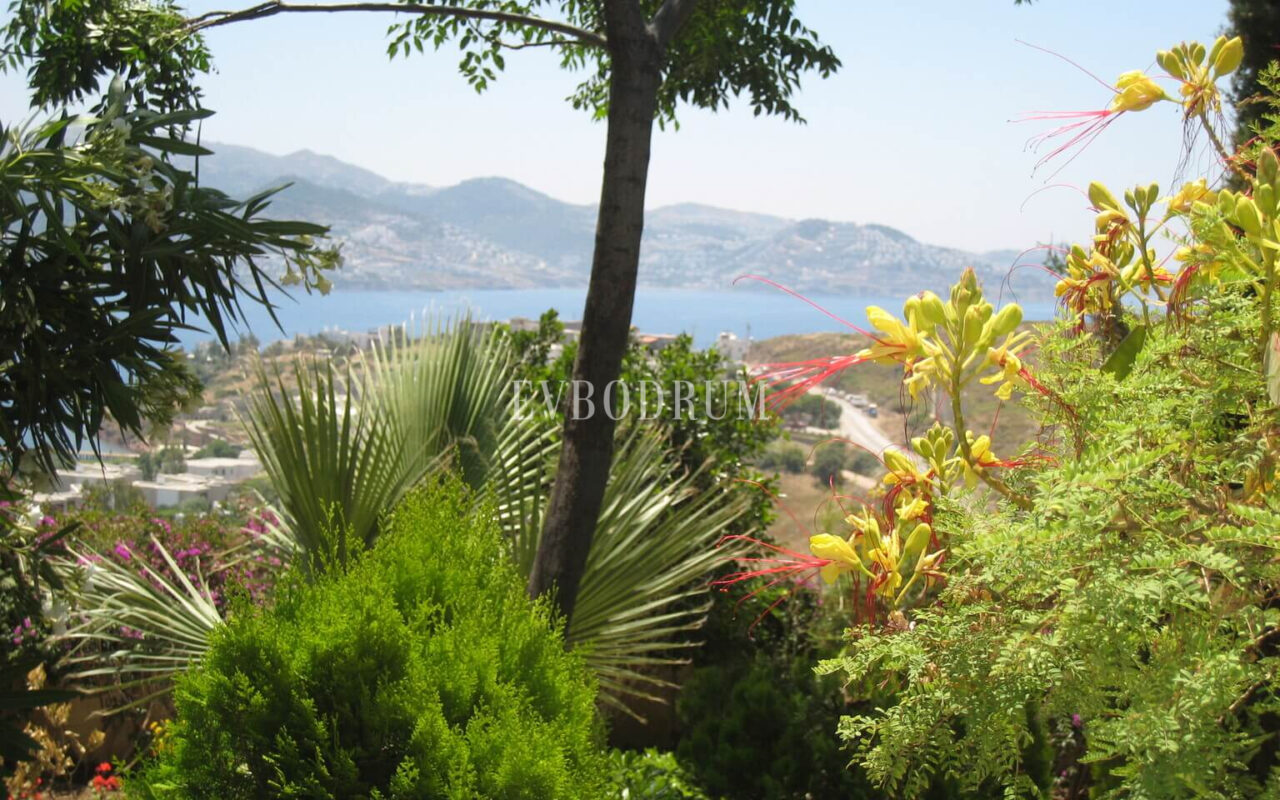 Yalikavak Küdür, önü kapanmaz deniz manzaralı 3 katlı villa