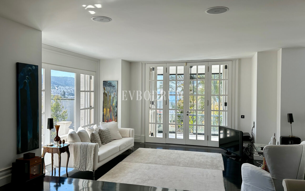 Zarif ve özel, havuzlu, manzaralı şehir evi