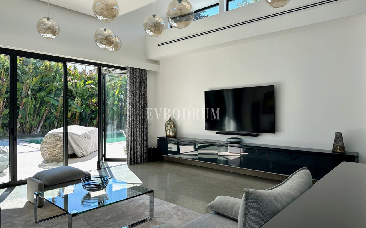 Bitez’de 2 Havuzlu, Misafir Evli Büyük Bahçeli Villa