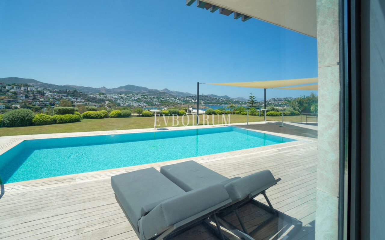 Plajlı sitede, özel havuzlu villa