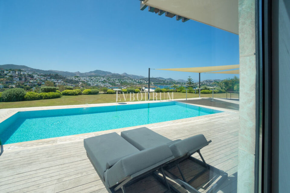 Plajlı sitede, özel havuzlu villa