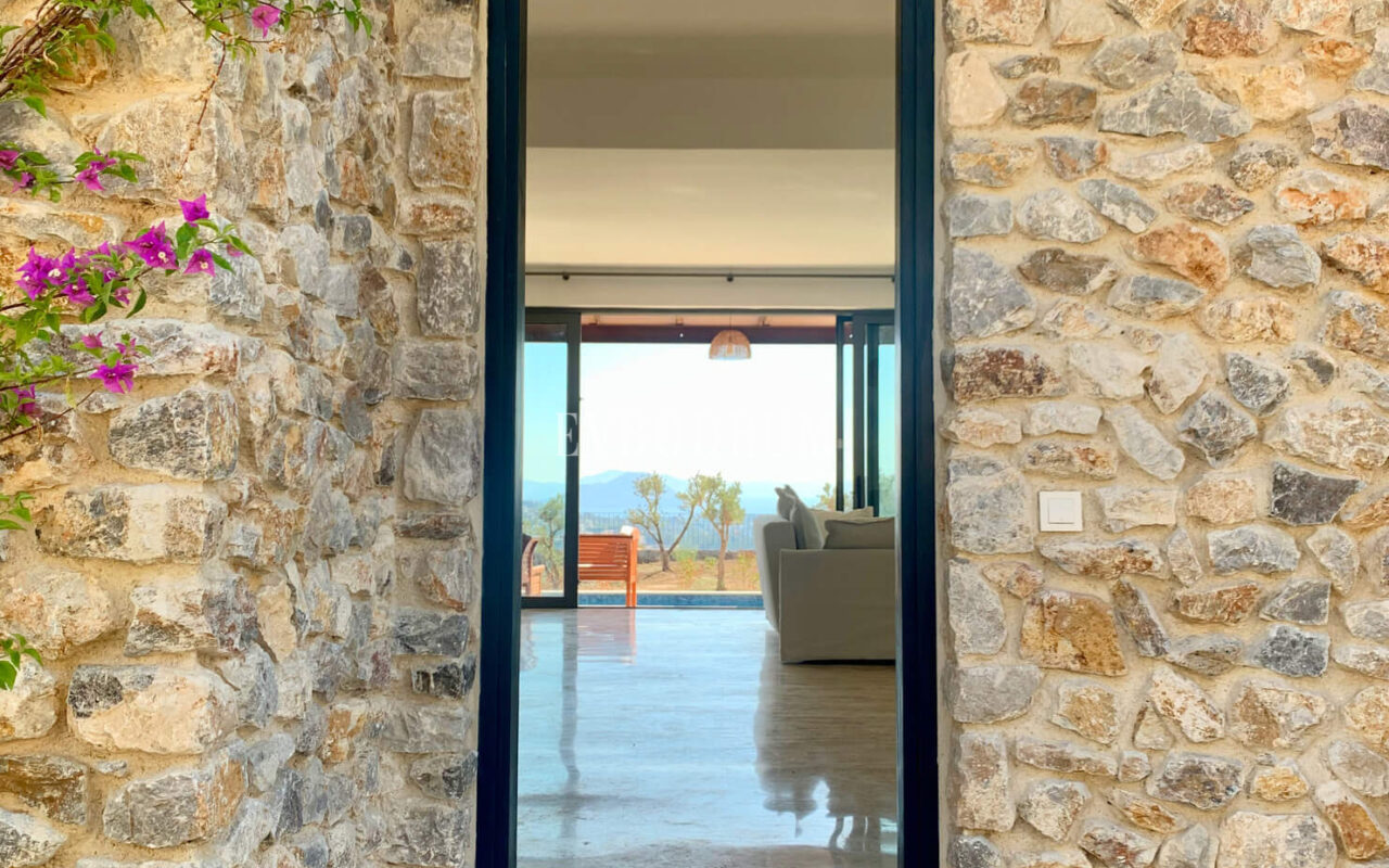 Gümüşlük'te bahçe içinde, havuzlu villa