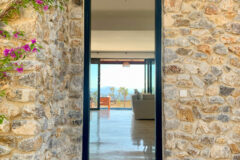 Gümüşlük'te bahçe içinde, havuzlu villa