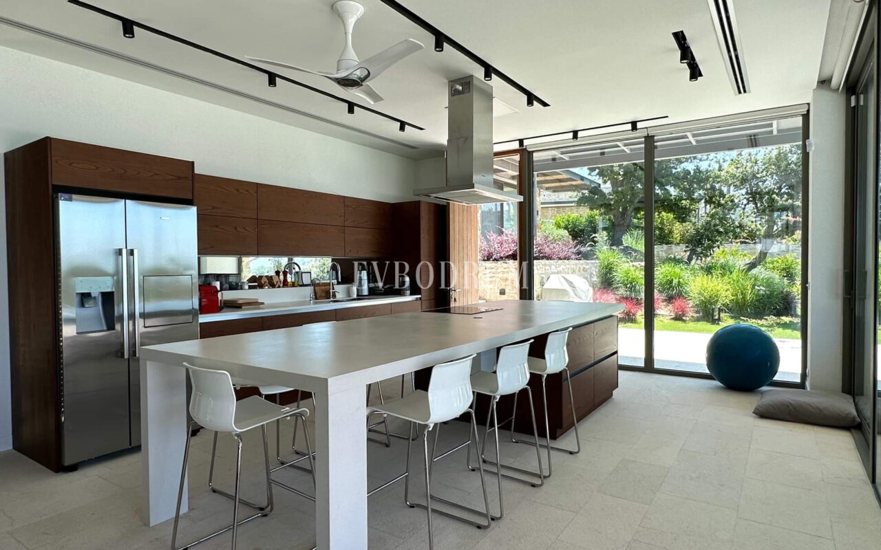 Modern, havuzlu ve geniş bahçeli villa