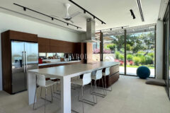 Modern, havuzlu ve geniş bahçeli villa