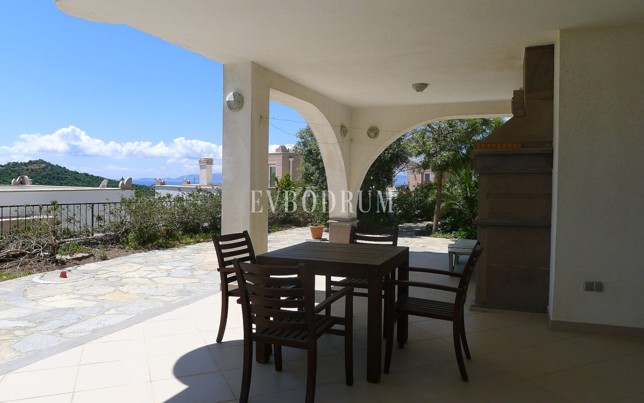 Deniz manzaralı, ortak havuzlu tripleks villa