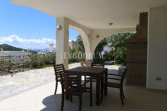 Deniz manzaralı, ortak havuzlu tripleks villa