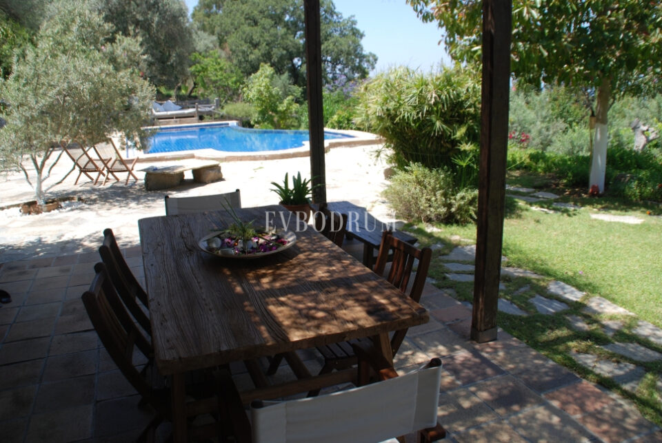 Geniş Bahçeli ve Özel Havuzlu Kiralık Taş Ev – Görsel 8