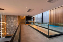 Yeni tamamlanmış, deniz manzaralı, özel havuzlu ve bahçeli villa