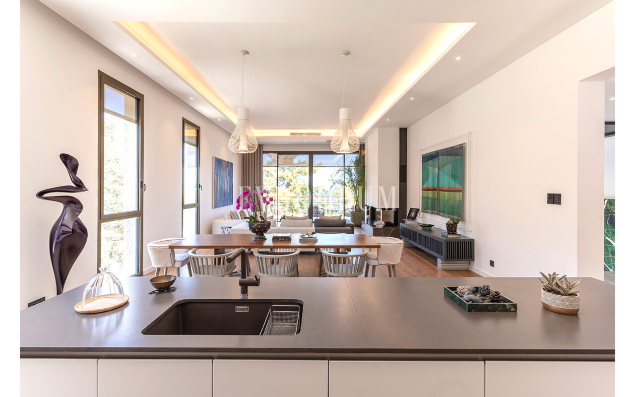 Yeni Proje: Denize Sıfır, Geniş, Havuzlu villa