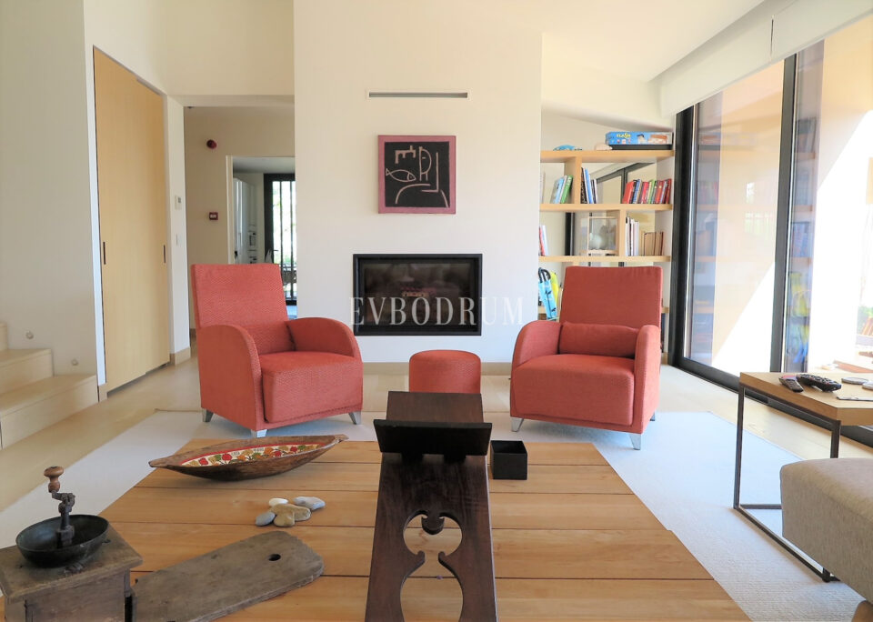 Özel Havuzlu ve Bahçeli Denize Sıfır Villa – Living3