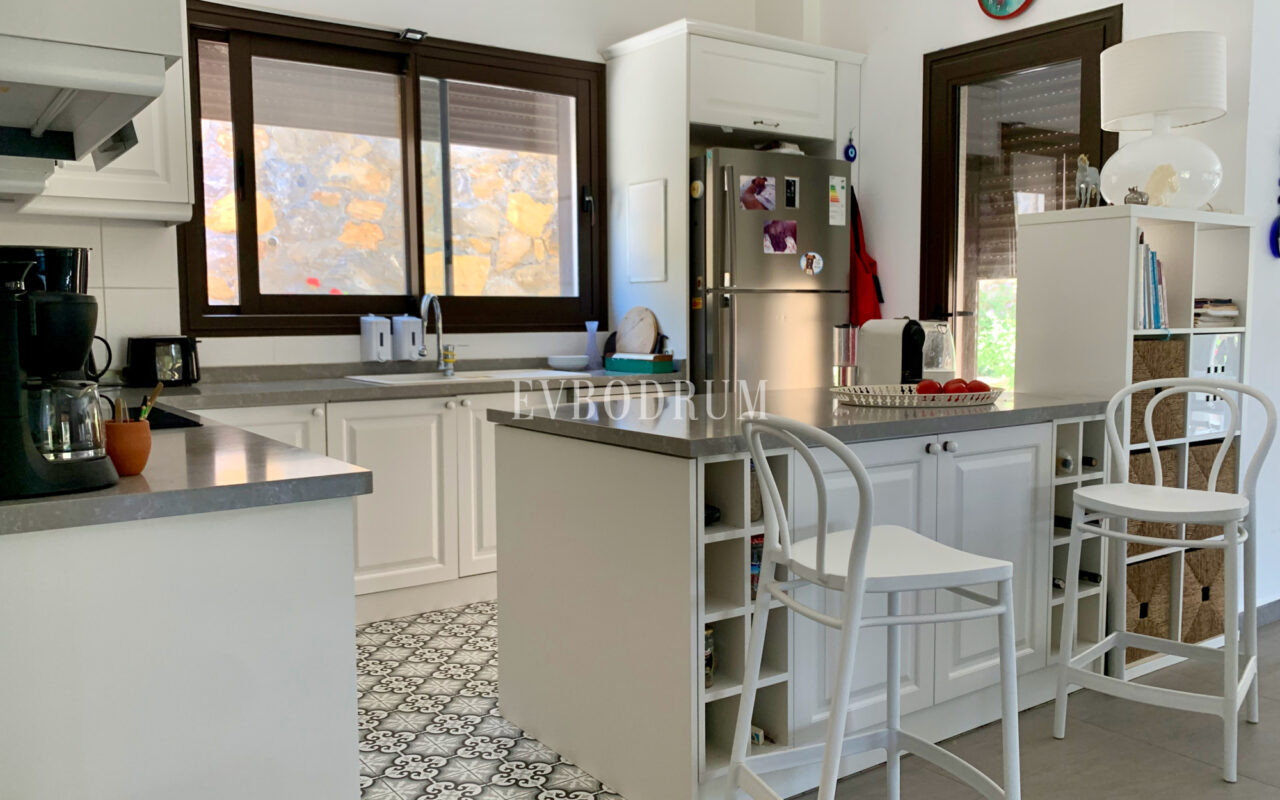 Yalıçiftlik’te tek katlı, bahçeli müstakil ev