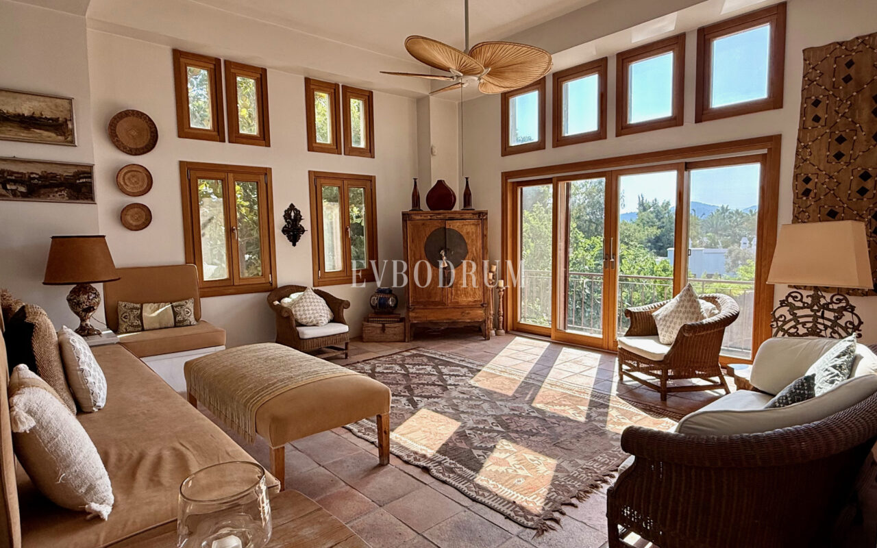 Plaja yürüme mesafesinde, havuzlu ve bahçeli geniş villa