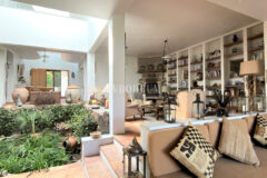 Denize Yürüme Mesafesinde Havuzlu Geniş Villa